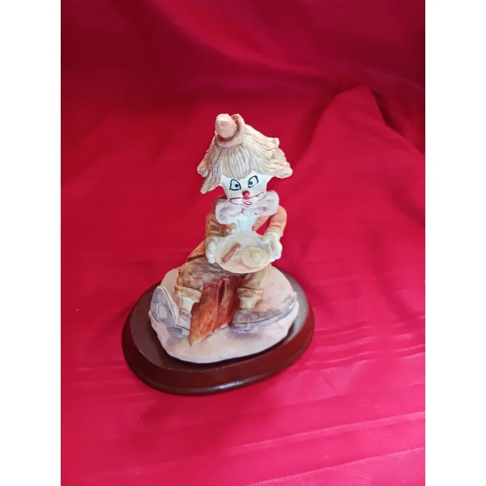 Leonardo Vtg  Clown Figurine With A Breakfast Plate On Wooden Base